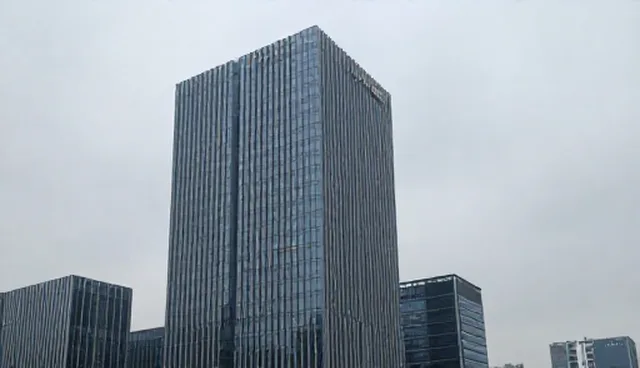 运维成本差异：适配方案性能与适用条件的影响分析